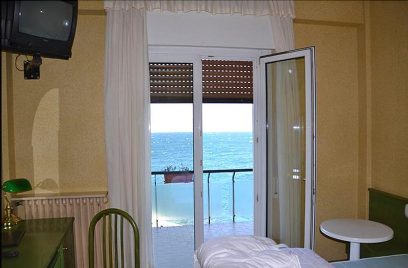 Hotel Caribe - Garda Lake Collection Brenzone sul Garda Bagian luar foto